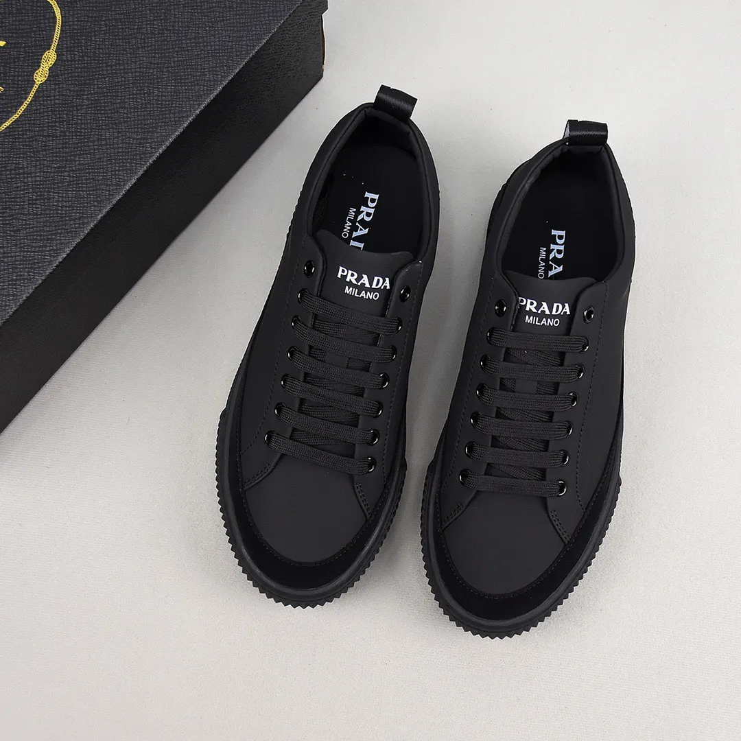 【PRADA】Men's shoes 💰400💰. Detonate the whole place! An international brand that is constantly innovating. This men's casual shoe is the original version. It is made of cowhide leather at a ratio of one to one at the store. It has leather feet and rubber non-slip outsole. It is breathable and comfortable. Quality speaks for itself. 👄38-44